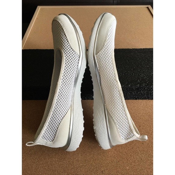 EUC Women's Skechers White Silver Slip On Walking Shoe Microburst Sudden Look 9 - Picture 3 of 12